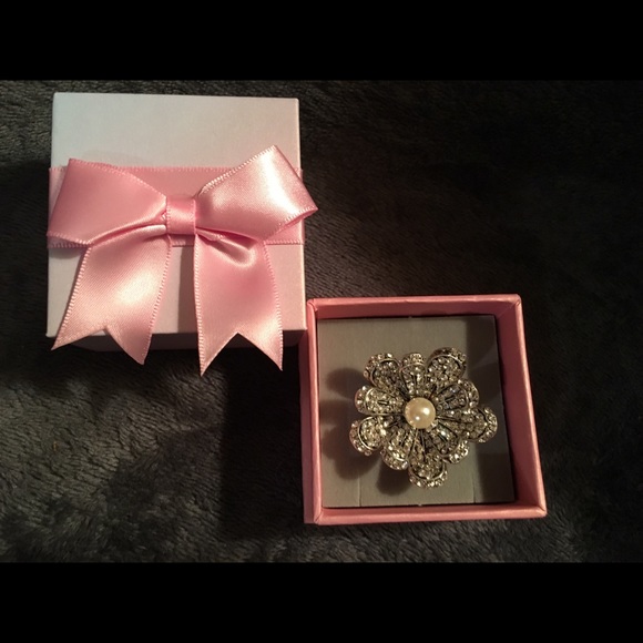 Jewelry - Genuine pearl and diamond rhinestone ring in box